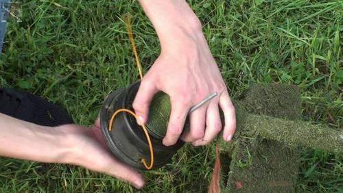 How to Change a Fishing Line On a Stihl Benzo Trimmer
