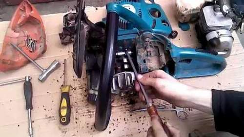 How to Clean a Makita Carburetor on a Lawnmower