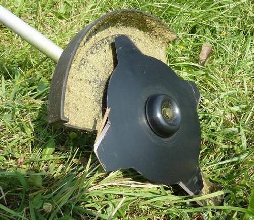 How to Put a Disc on a Huter Trimmer