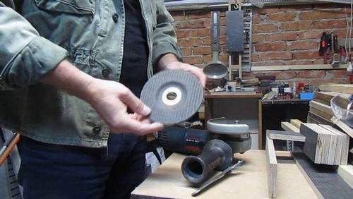 How to Put a Disc Right on an Angle Grinder