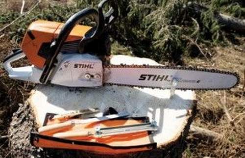 How to Reduce the Supply of Oil to a Chainsaw Chain