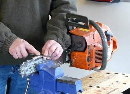 How to Sharpen a Chainsaw Chain with a Machine Tool