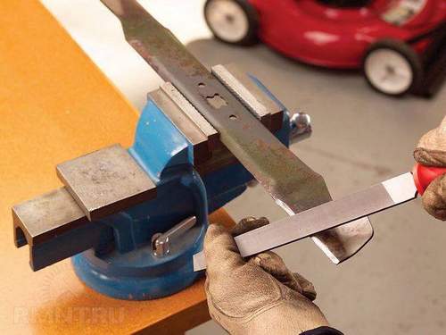 How to Sharpen a Knife From a Makita Lawn Mower