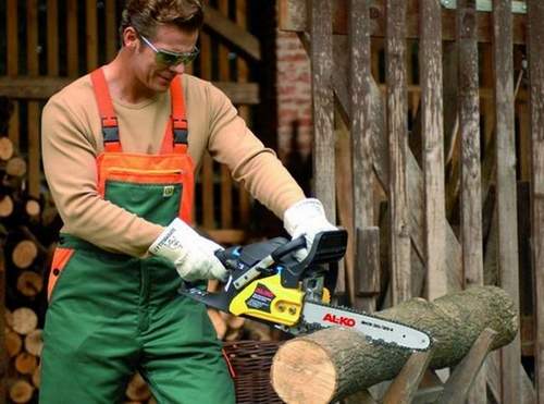 Why Chain Saw Saws Crookedly