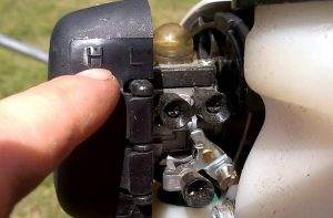 How to Properly Adjust a Gas Trimmer Carburetor