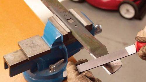 How to Sharpen a Knife From a Viking Lawn Mower